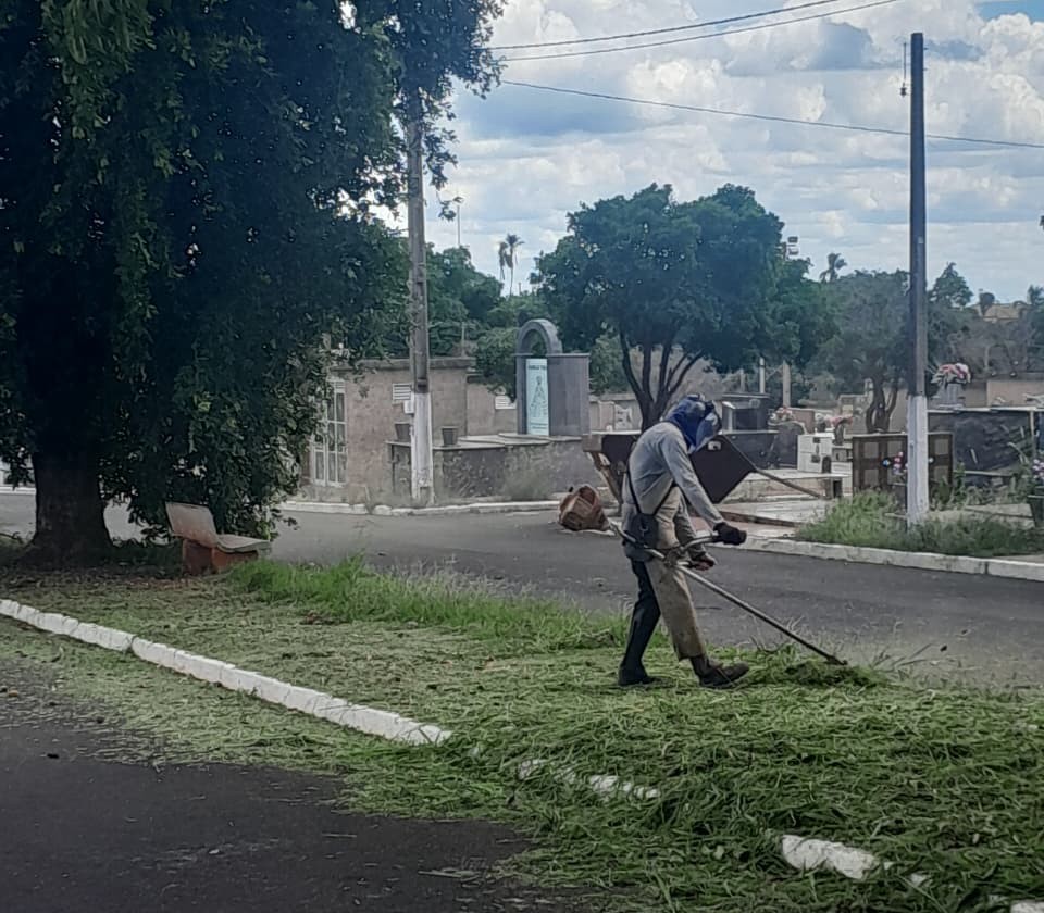 Secretaria de Obras e Infraestrutura promove roçagem e limpeza de cemitérios