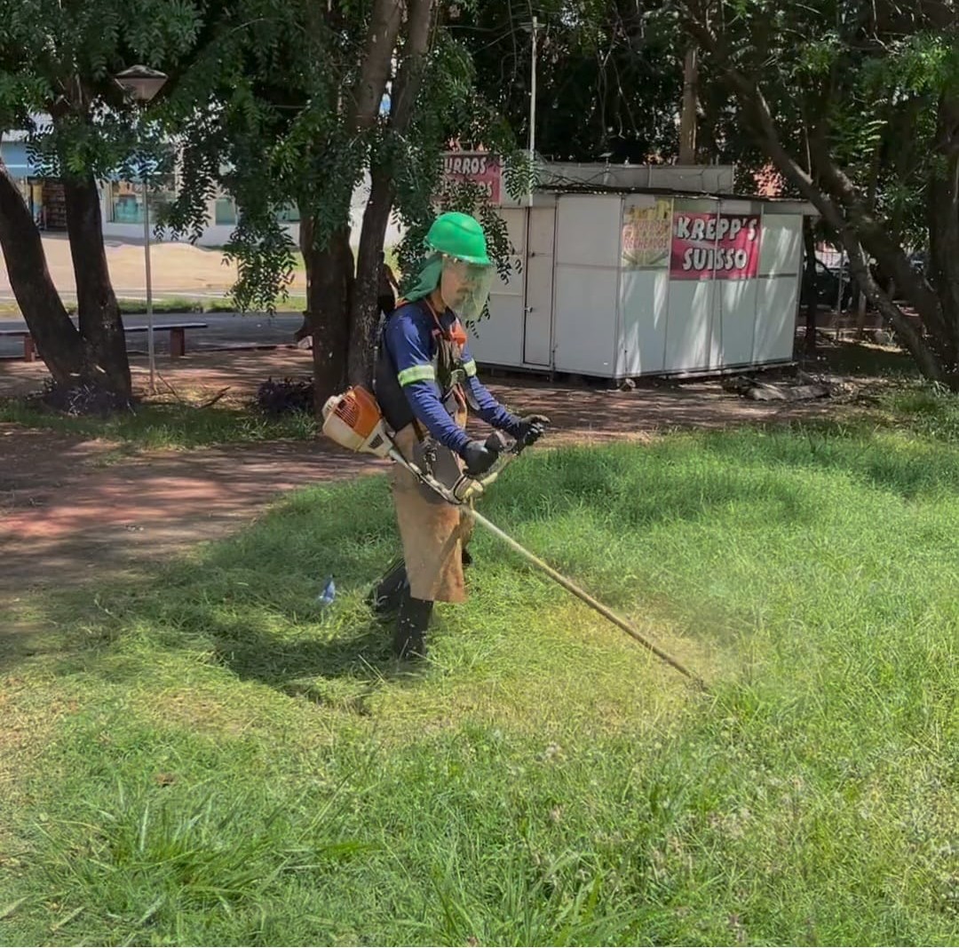 Prefeitura intensifica serviços de roçagem e limpeza em áreas públicas