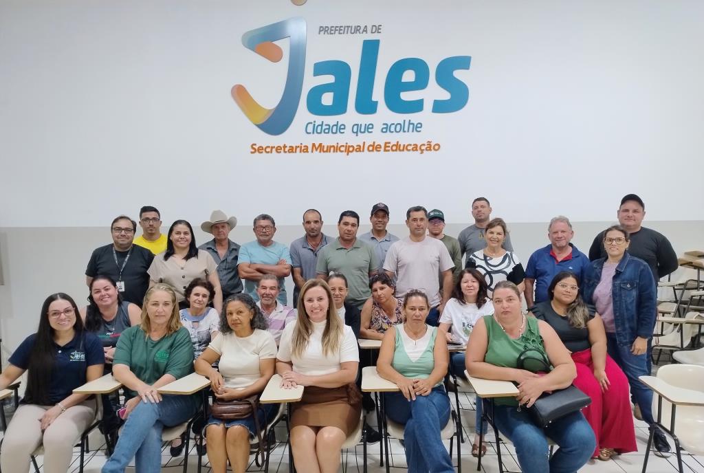 Jales incentiva agricultura familiar em reunião sobre fornecimento de alimentos para a rede municipal