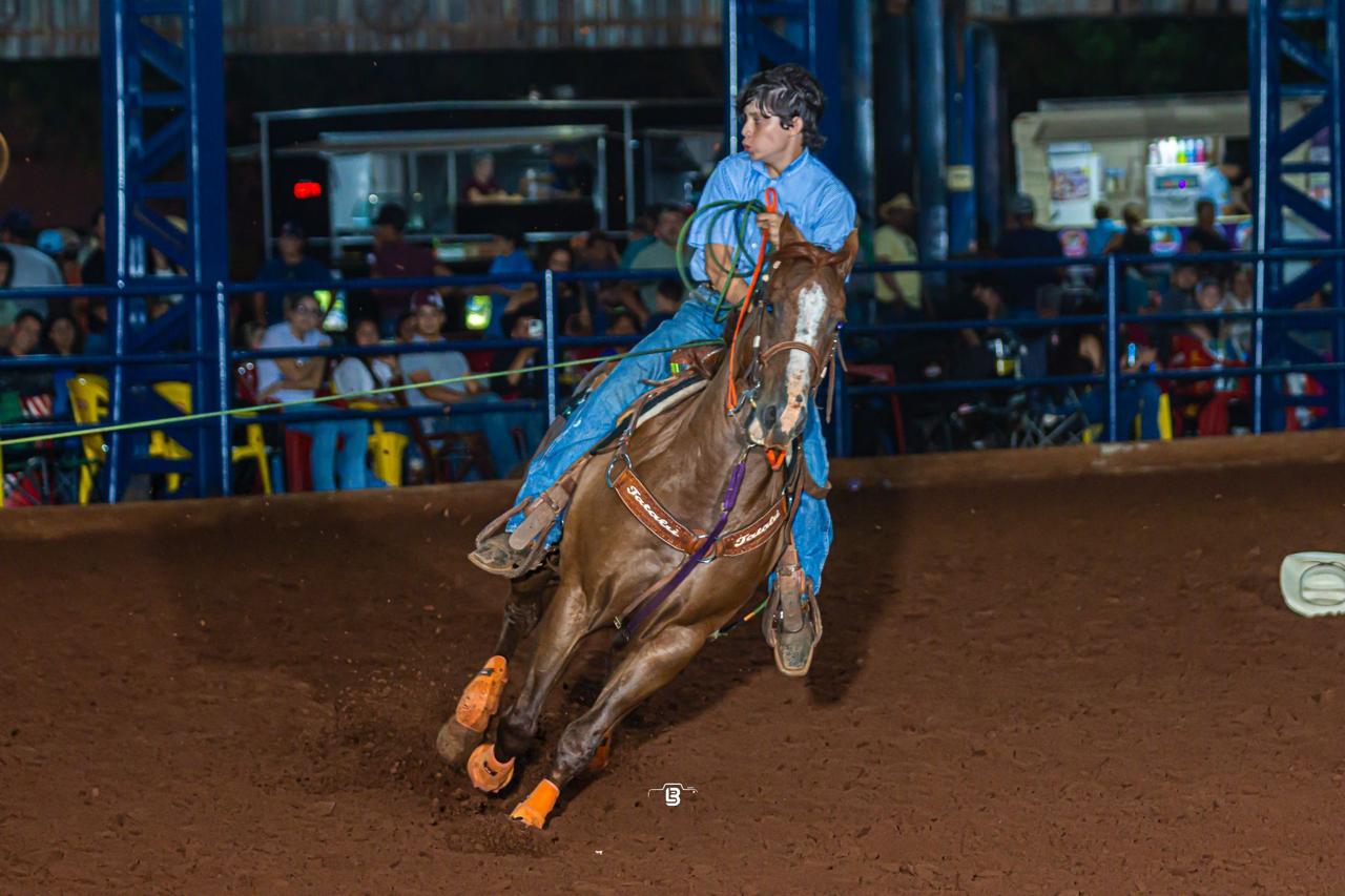 Jovem de Santa Albertina brilha em uma das maiores provas de Team Roping da região de Rio Preto
