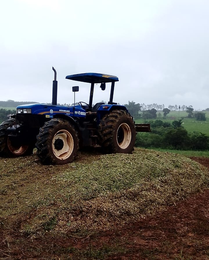 Prefeitura apoia produtores na produção de silagem e realiza manutenção de estrada rural