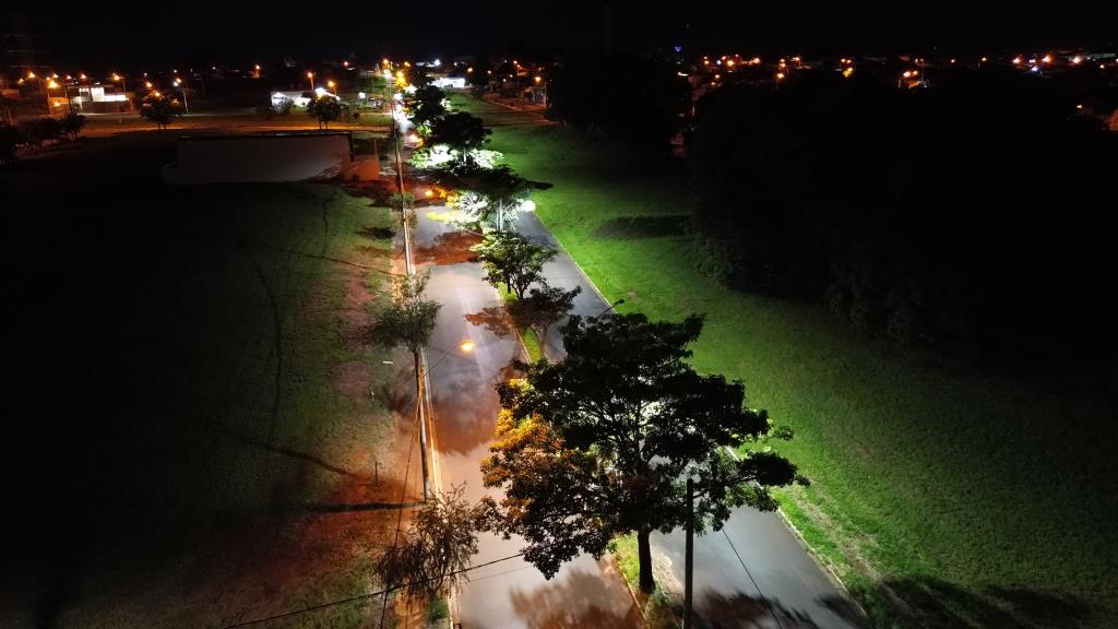 Prefeitura instala luminárias de LED nas avenidas Lourival de Souza e Vitória Brasil