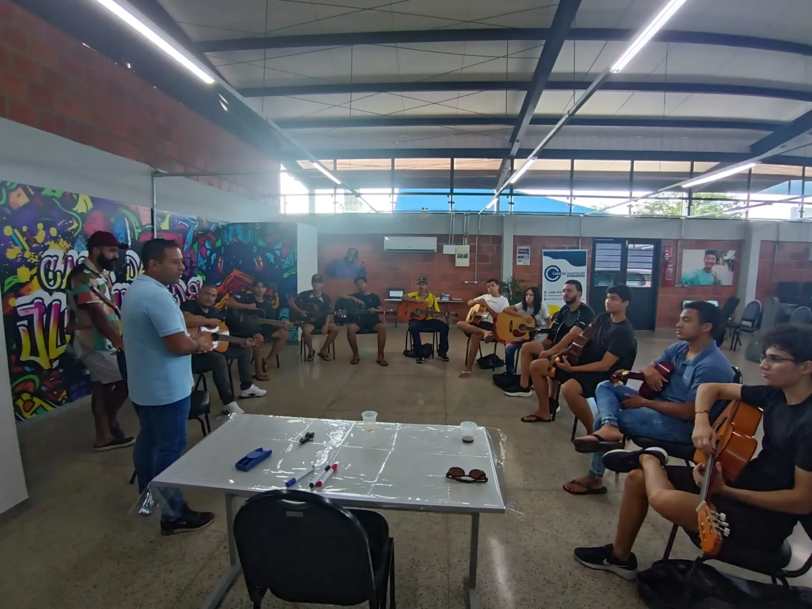 Casa da Juventude de Santa Fé do Sul retoma aulas de violão e teatro e fortalece formação cultural de jovens, enquanto em Fernandópolis continua abandonada