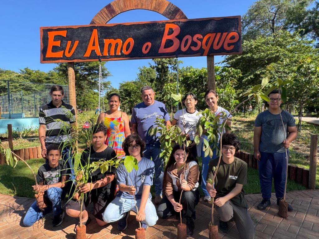 Prefeitura de Jales, alunos da Escola Estadual Dom Artur Horsthuis e AVIDE ONG plantam 120 árvores no Bosque Municipal