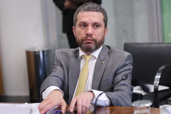 Deputado Fausto Pinato nega vínculo com banqueiro e esclarece citações em mensagens