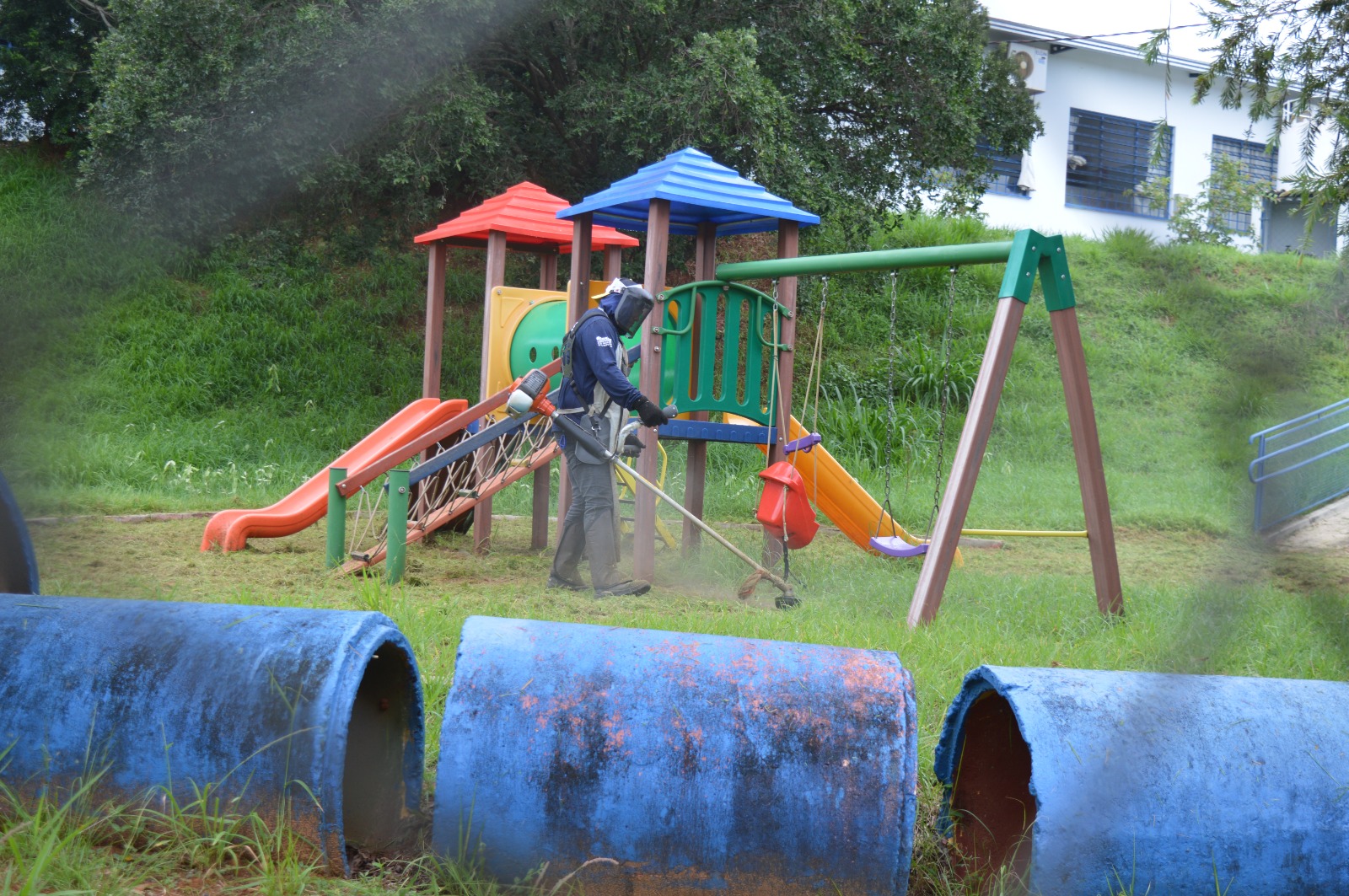 Chuva não impede a roçagem em Fernandópolis