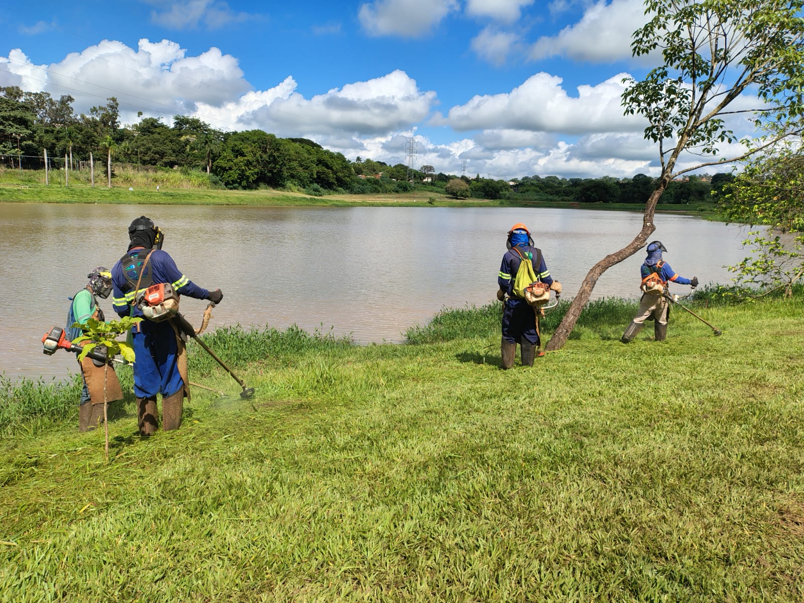 Prefeitura realiza roçagem na represa e no bairro Universitário