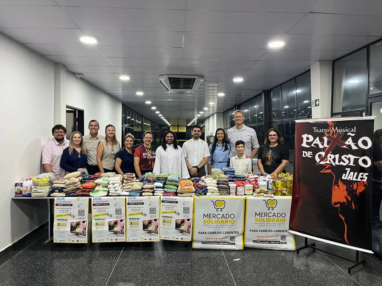 Espetáculo “Paixão de Cristo” emociona público e arrecada 200 quilos de alimentos em Santa Fé do Sul