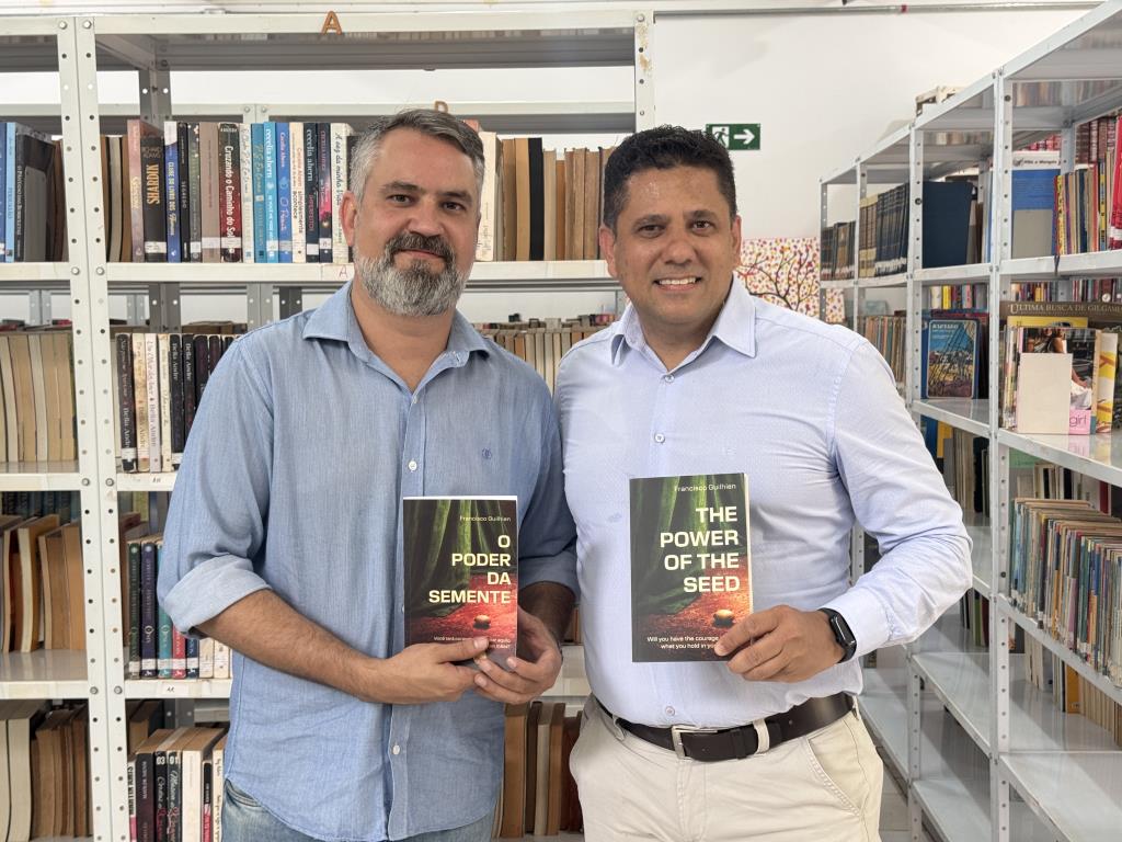 Autor Francisco Guilhien doa exemplares de obra best-seller internacional à Biblioteca Municipal de Jales