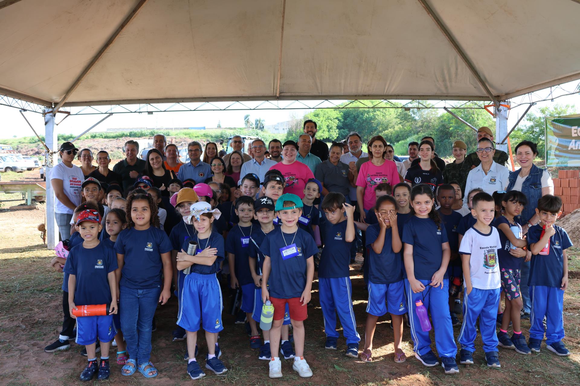 Alunos do 1º ano da rede municipal plantam mudas em projeto ambiental
