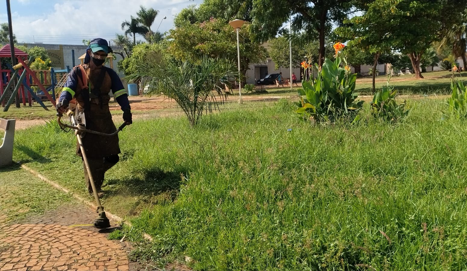Equipes de roçagem voltam a realizar trabalhos na área central