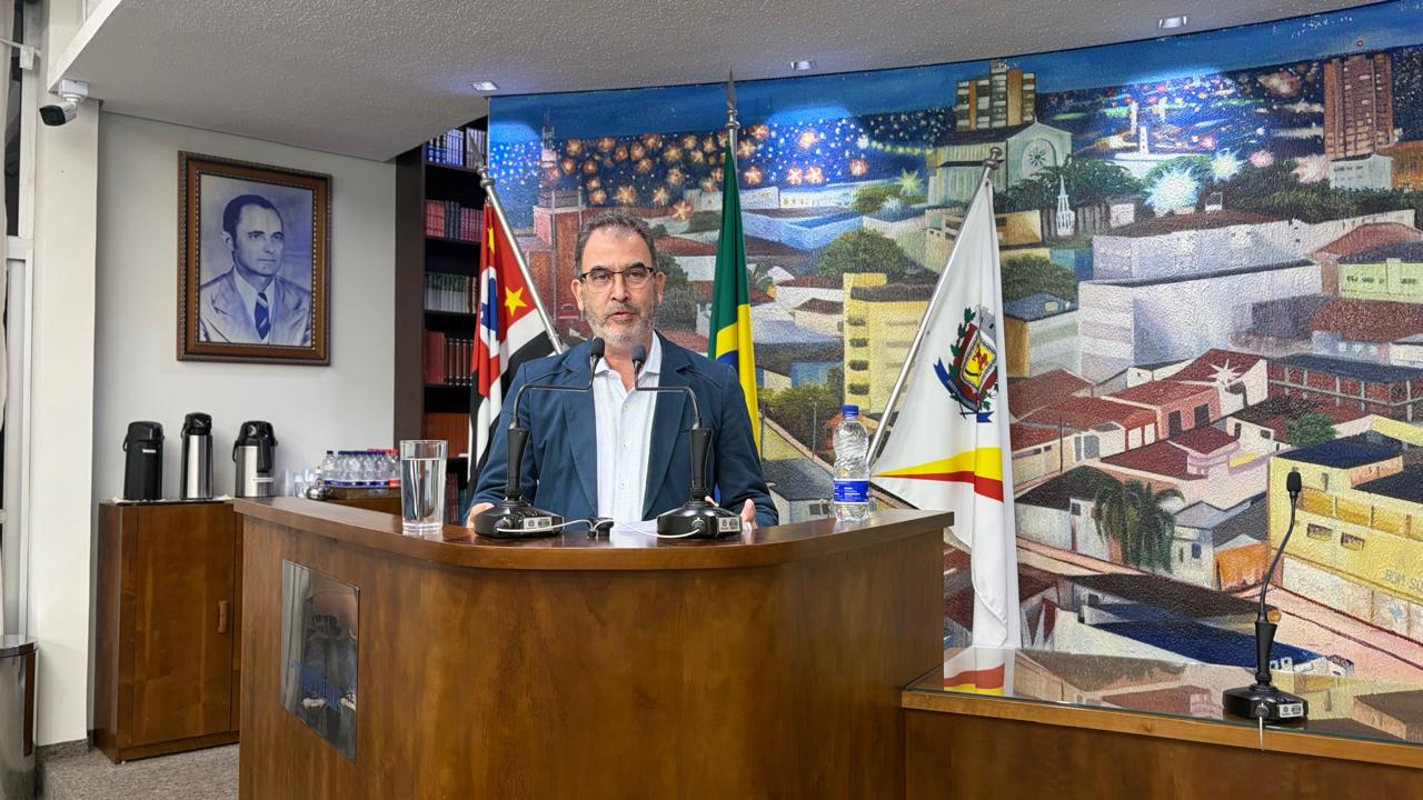 Secretário de Gestão presta esclarecimentos durante sessão na Câmara