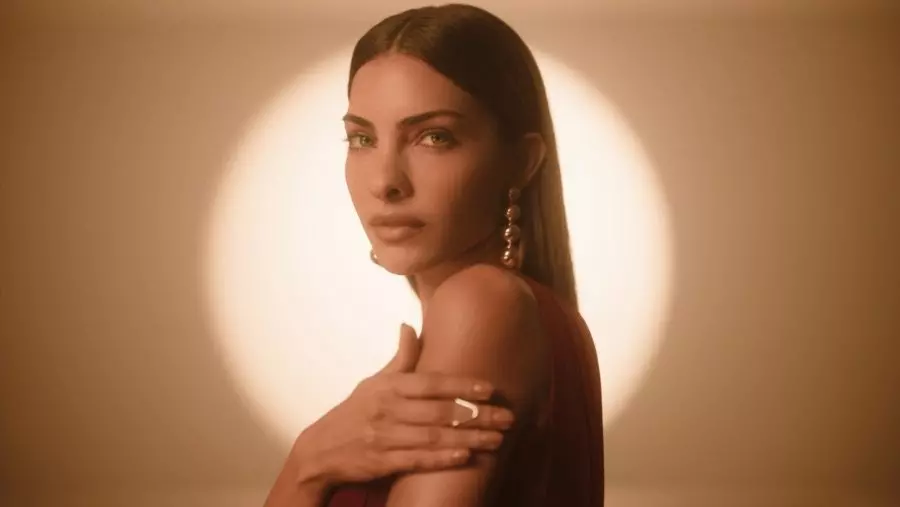 Modelo de Fernandópolis brilha em campanha internacional de marca de perfumes