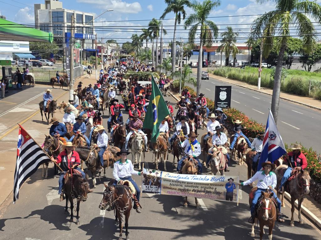 Cavalgada reuniu milhares de cavaleiros e reforçou tradições nas comemorações do aniversário da cidade