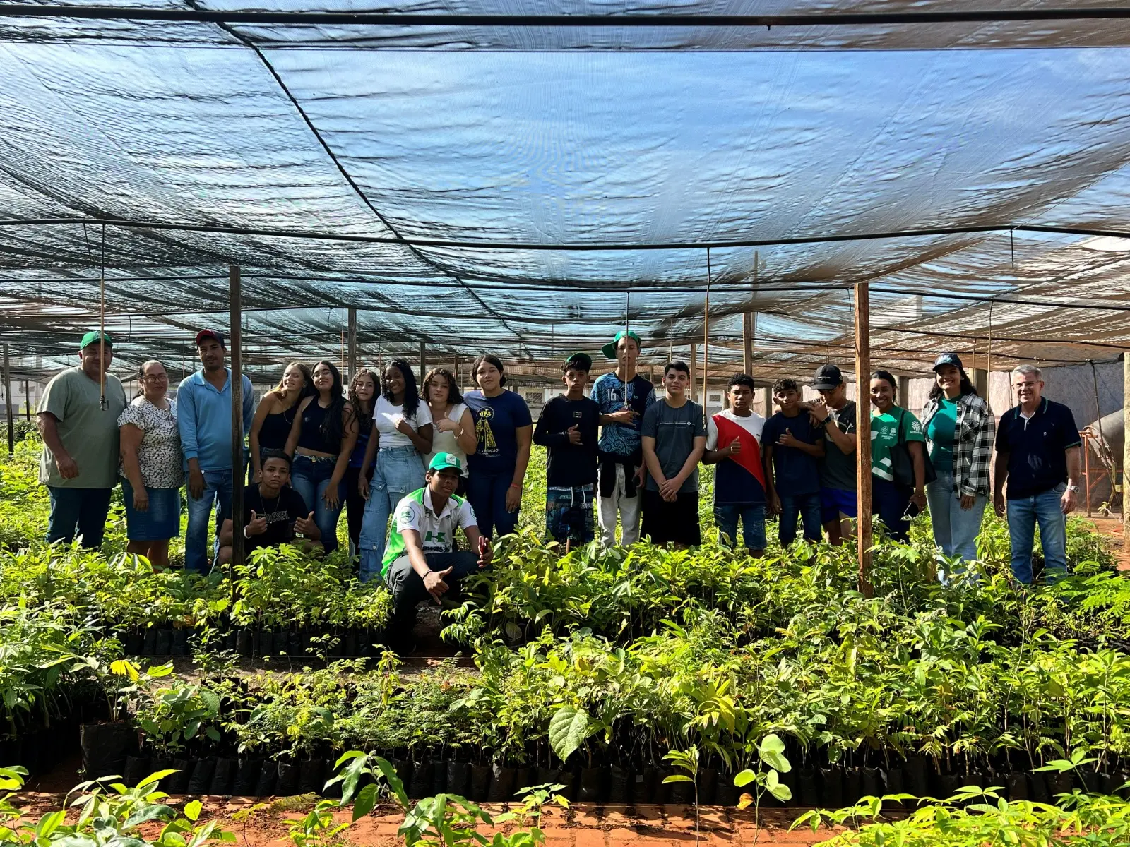 Alunos do programa Jovem Empreendedor do Agro aprendem na prática sobre processo de produção de mudas no Viveiro Municipal