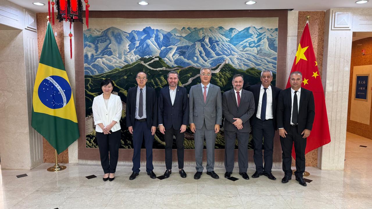 Reitor do UNIFEF participa de articulação internacional por inovação e desenvolvimento regional