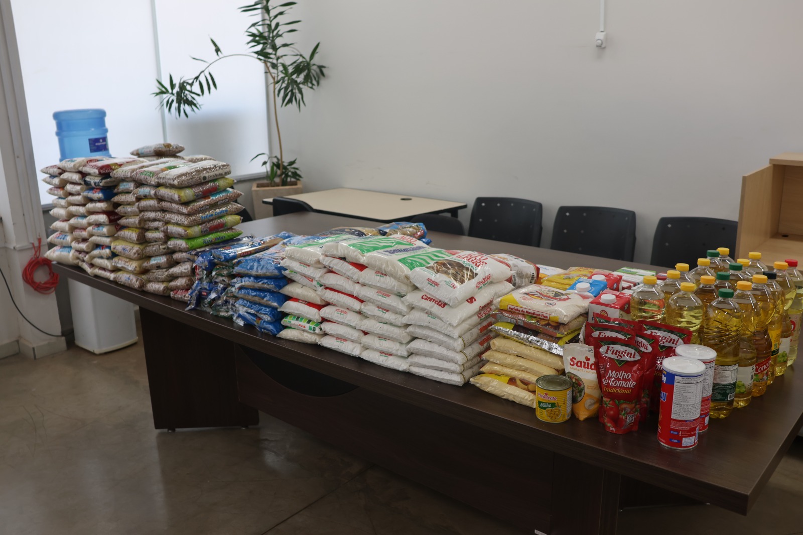 Fundo Social recebe alimentos doados em espetáculo no Teatro Municipal