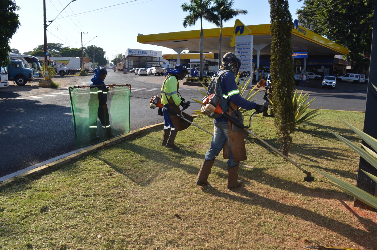 Marginais da Euclides da Cunha recebem roçagem