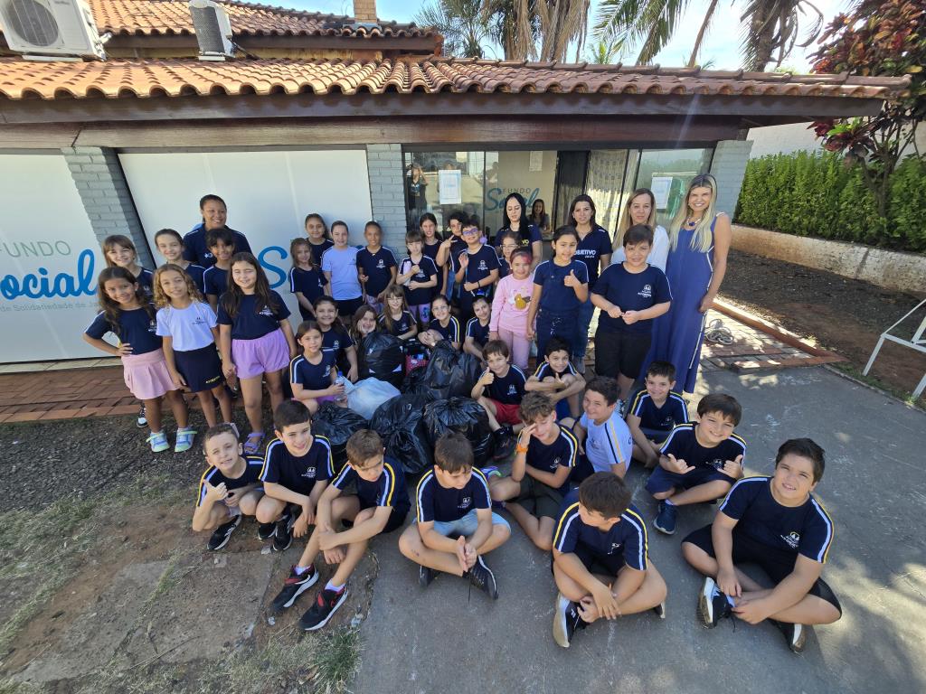 Alunos visitam o Fundo Social, fazem doações e vivenciam a solidariedade na prática