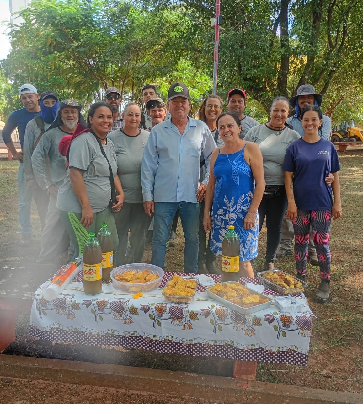 Moradores recepcionam trabalhadores da limpeza com café da manhã