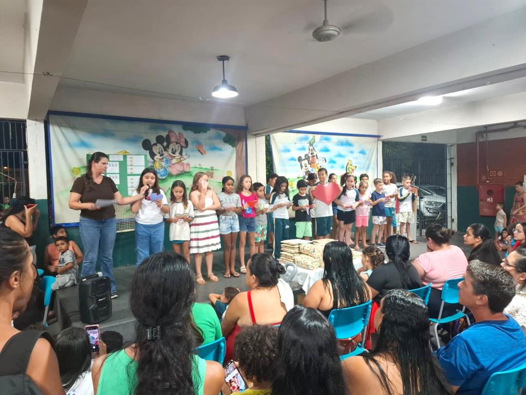 Teatro, música e leitura enriquecem reunião de pais na E.M. Prof. João Arnaldo Andreu Avelhaneda
