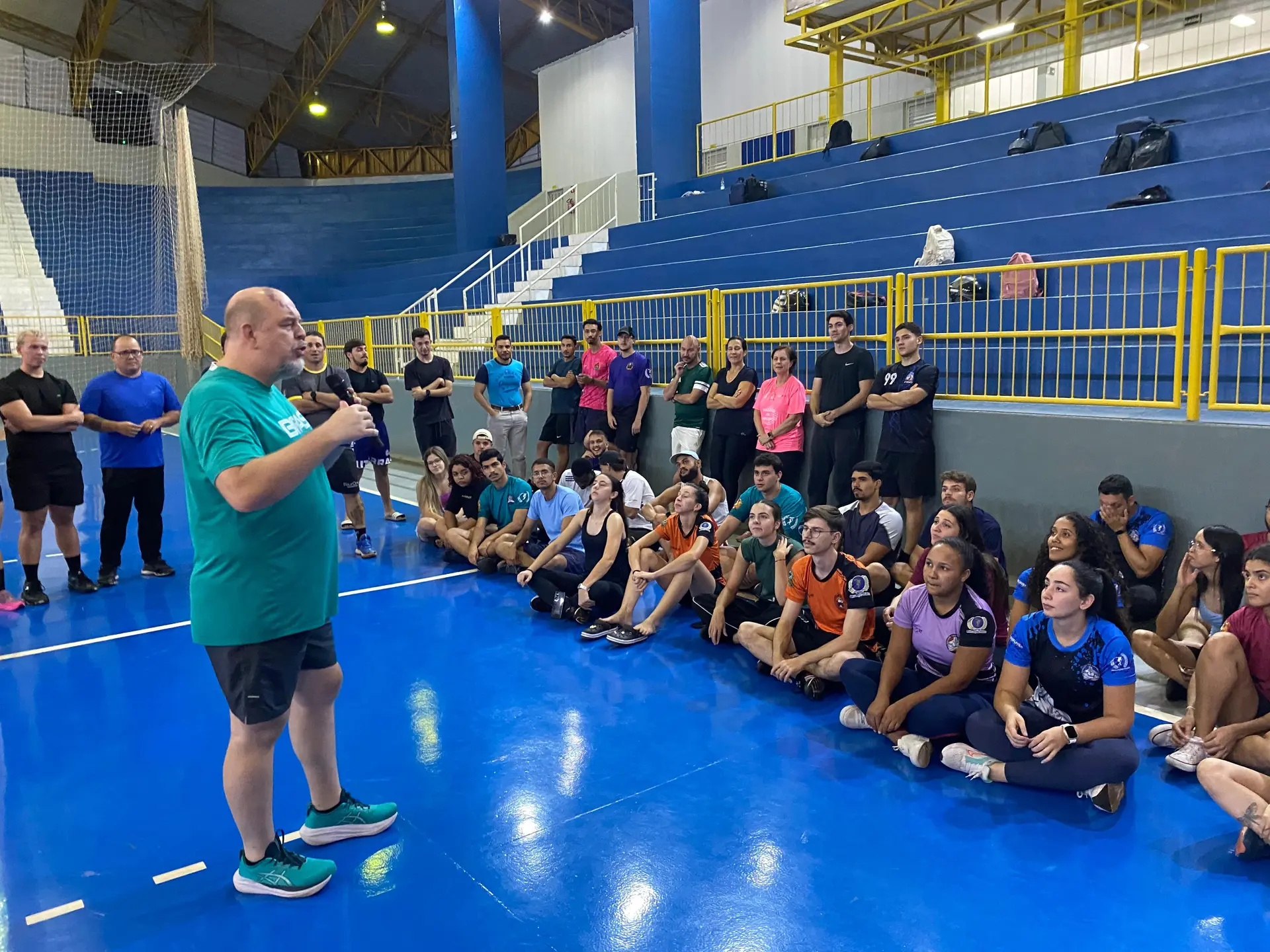 Roteiro Esportivo promove capacitação em Pedagogia do Voleibol com treinador Spencer Lee em Santa Fé do Sul