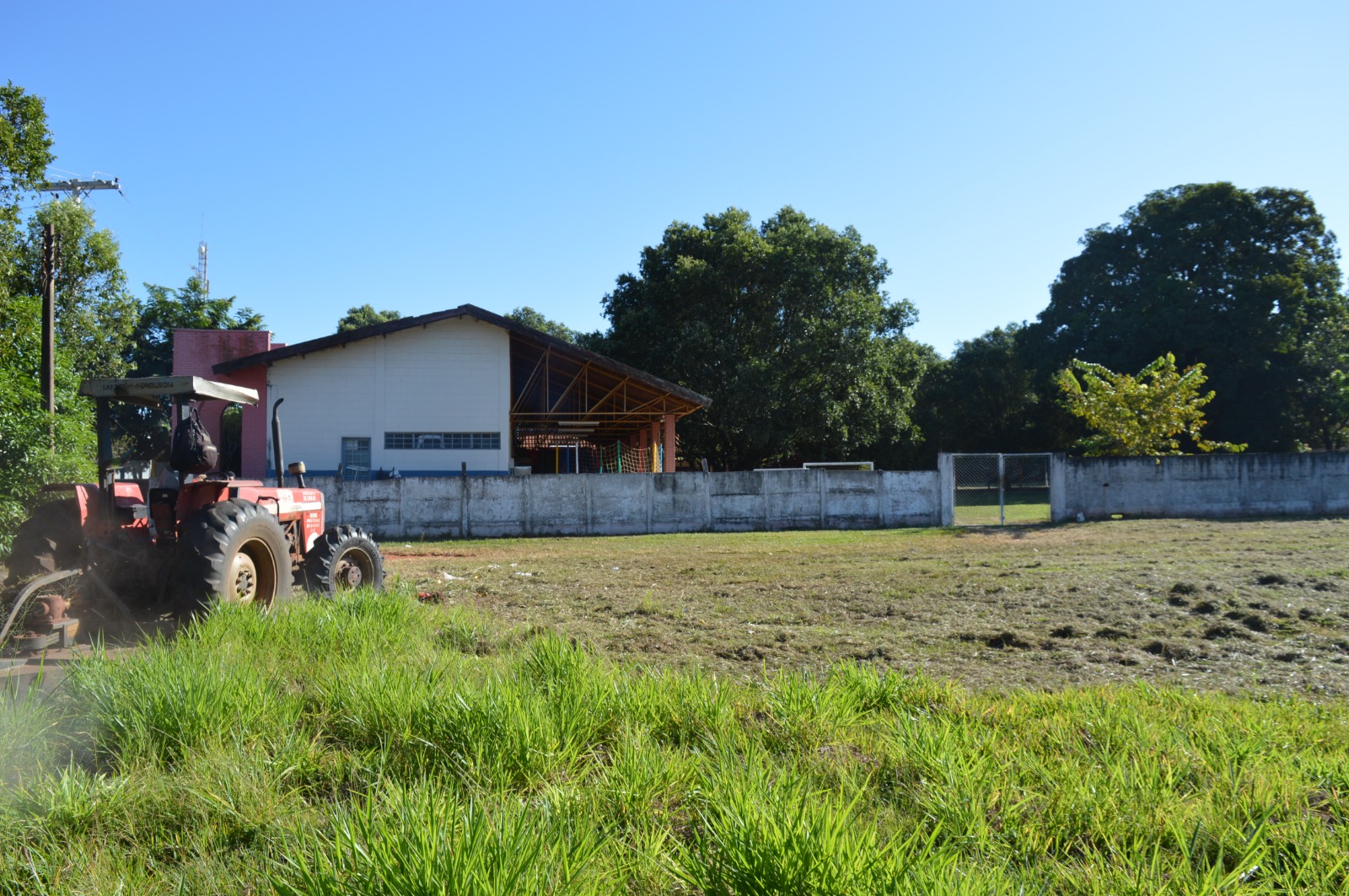 Roçagem atende comunidade do distrito de Brasitânia