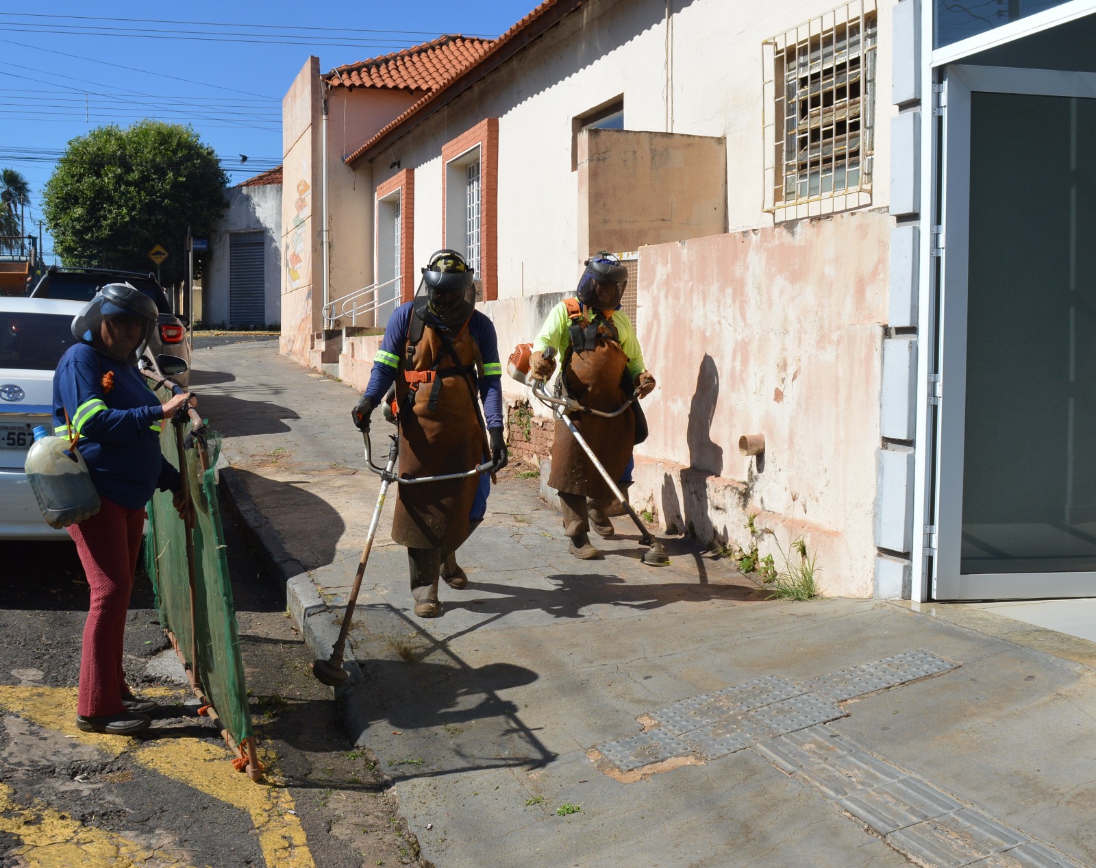 Centro comercial de Fernandópolis recebe o serviço de roçagem