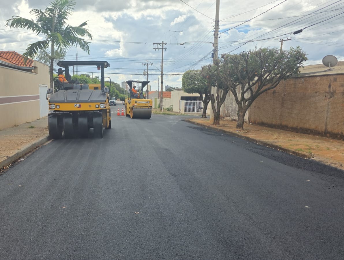 Roçagem, recapeamento e tapa buracos atendem toda cidade