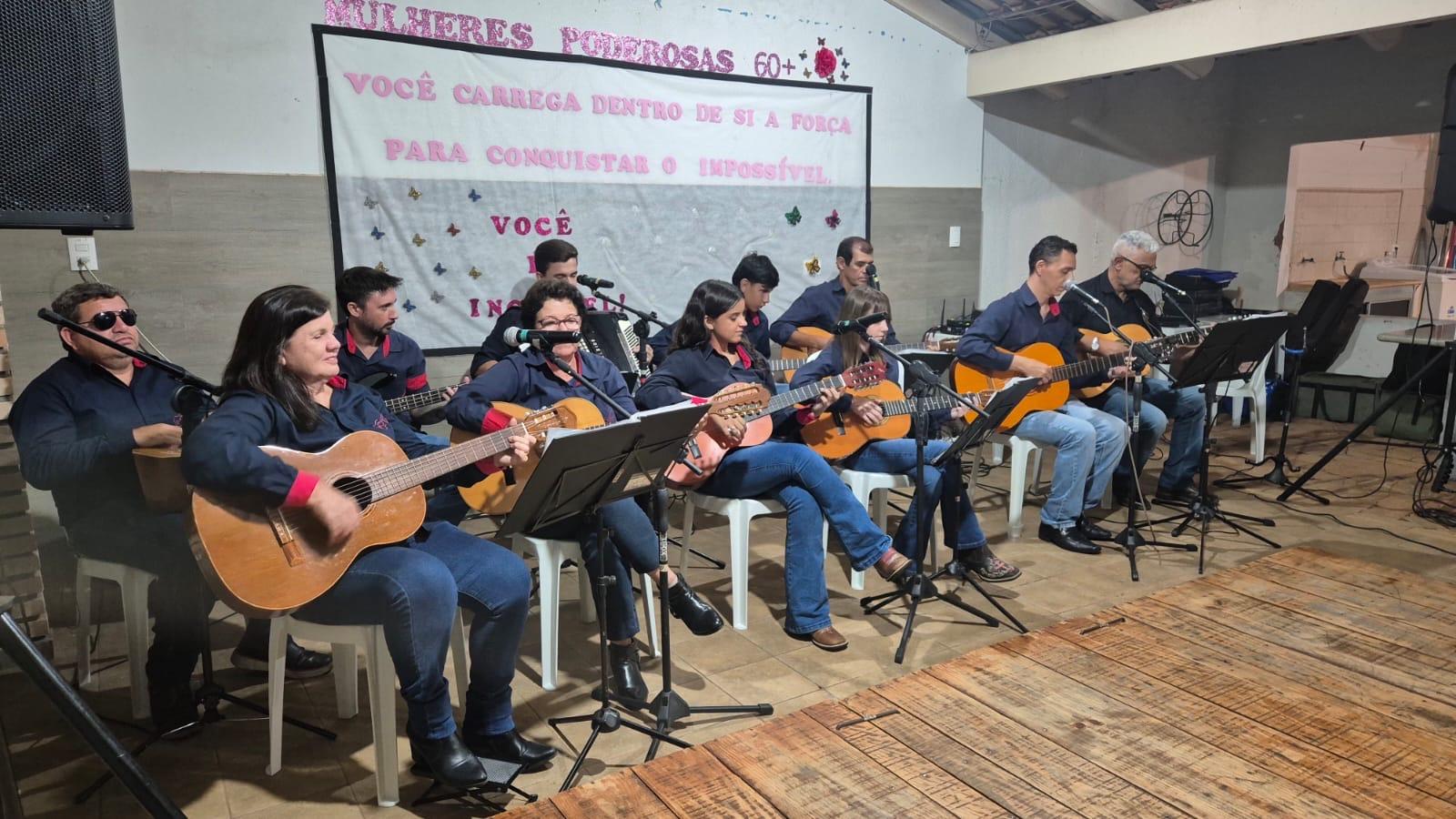 Orquestra de Violeiros leva música, alegria e qualidade de vida aos idosos do Centro Dia