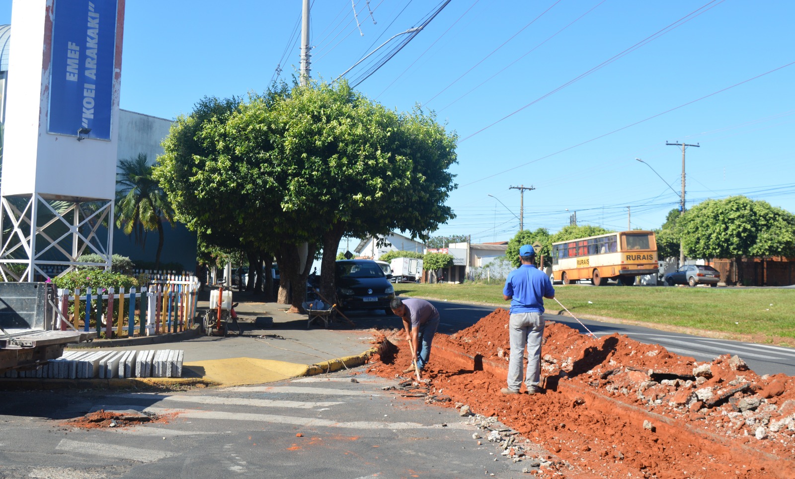 Equipes aproveitam estiagem para construir sarjetões