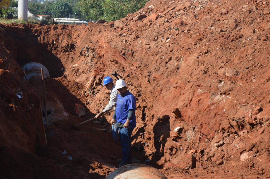 Prefeitura realiza obra para conter erosão no Rosa Amarela