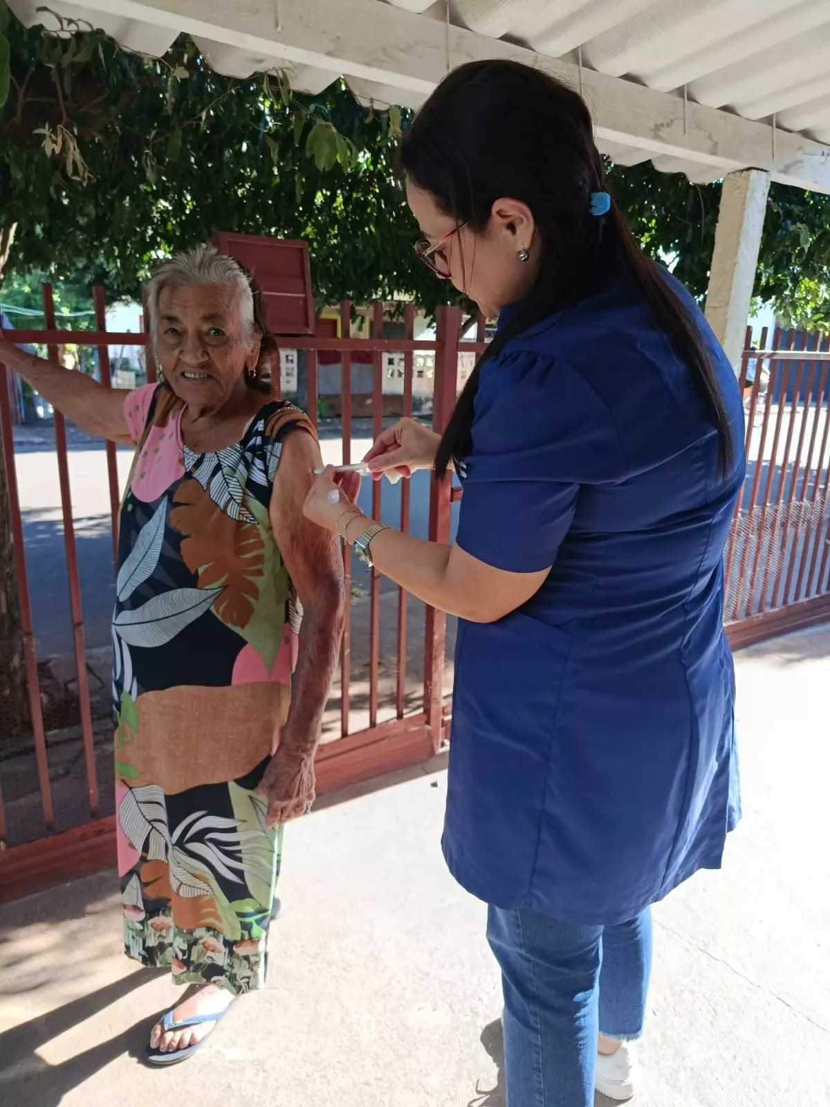 Idosos com dificuldade de locomoção recebem vacina contra a gripe em casa em Guarani d’Oeste