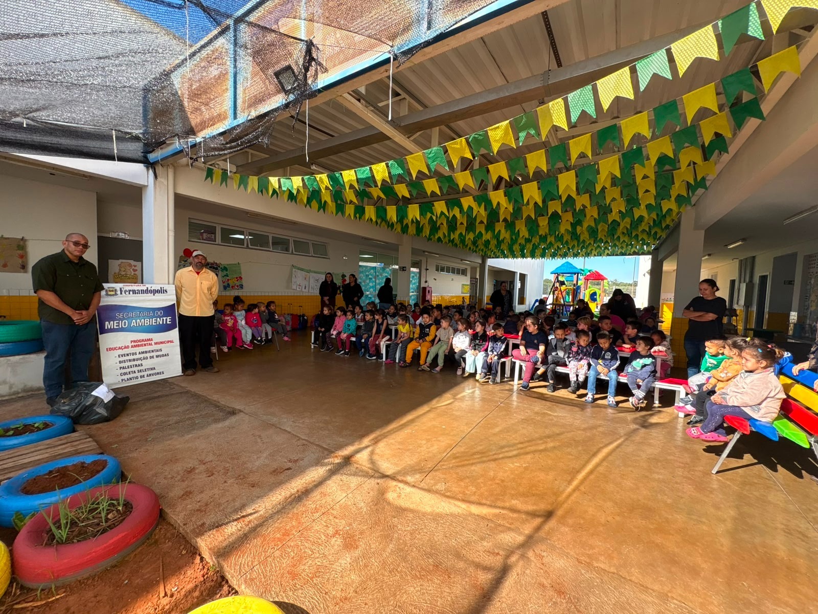 Prefeitura leva educação ambiental e implanta horta pedagógica em escola