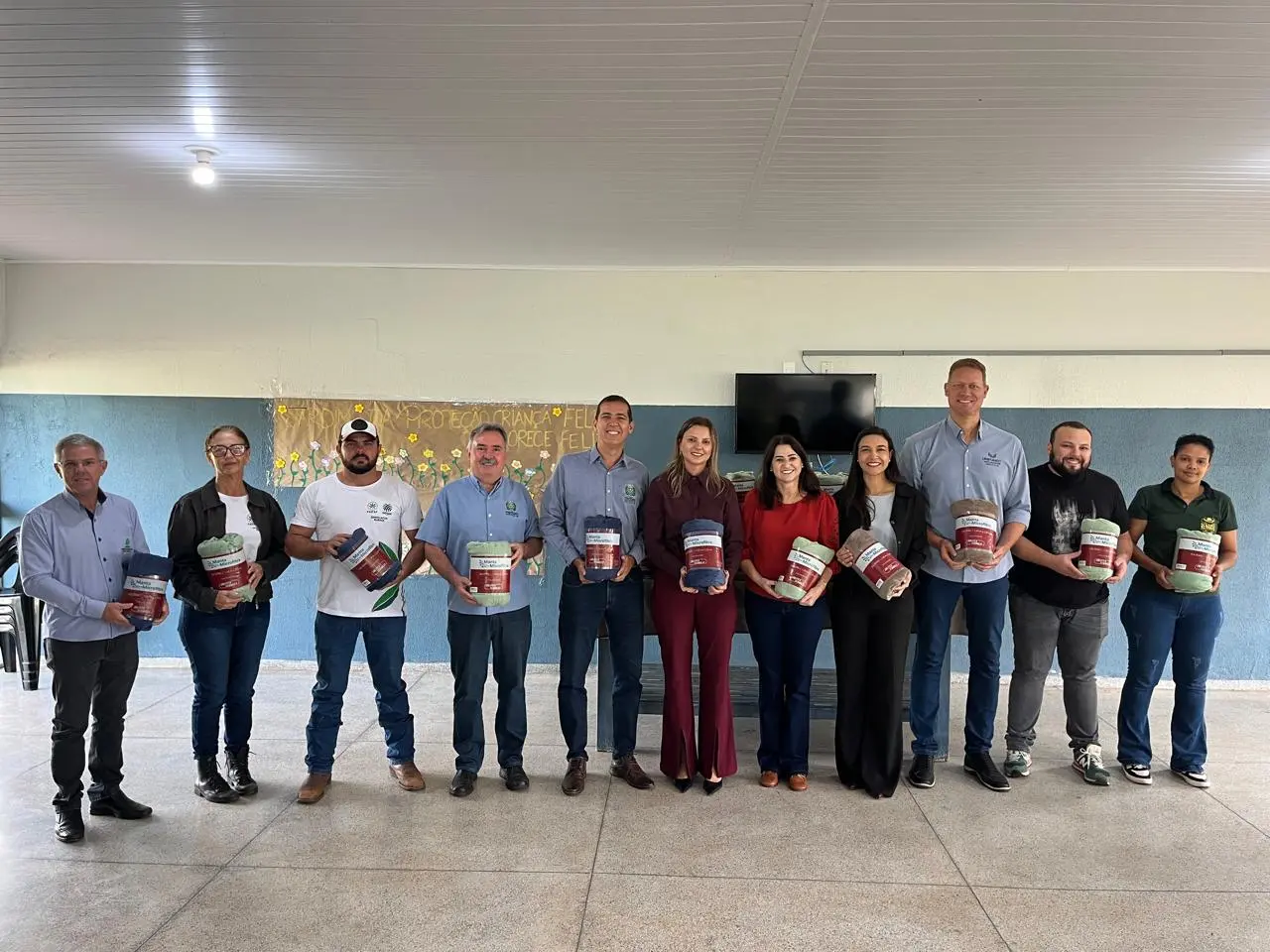 Fundo Social realiza entrega de 110 mantas para crianças, adolescentes e jovens em Santa Fé do Sul