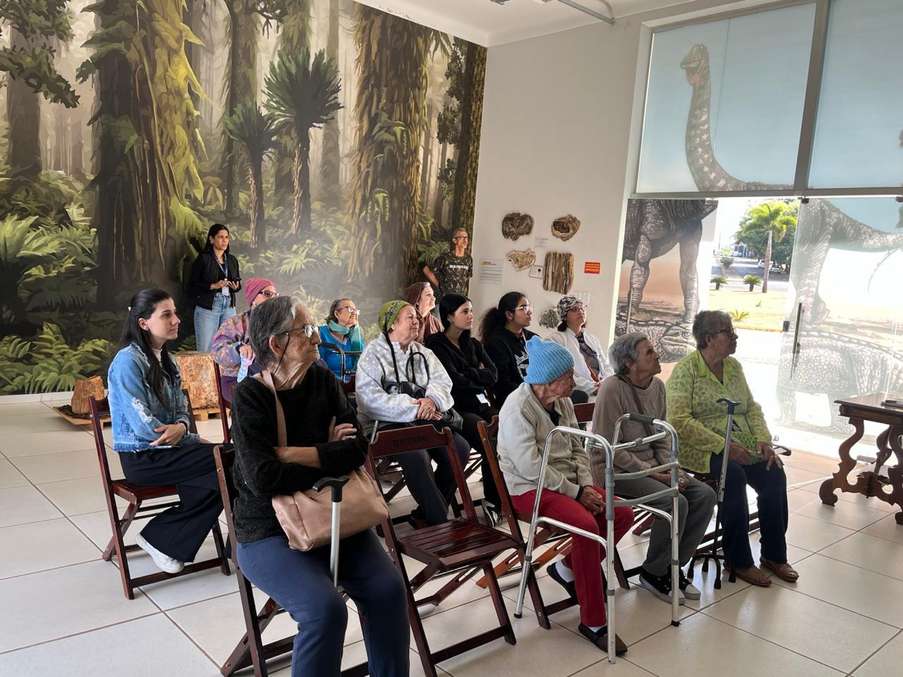 Museu de Paleontologia recebe visita especial do Centro Dia do Idoso
