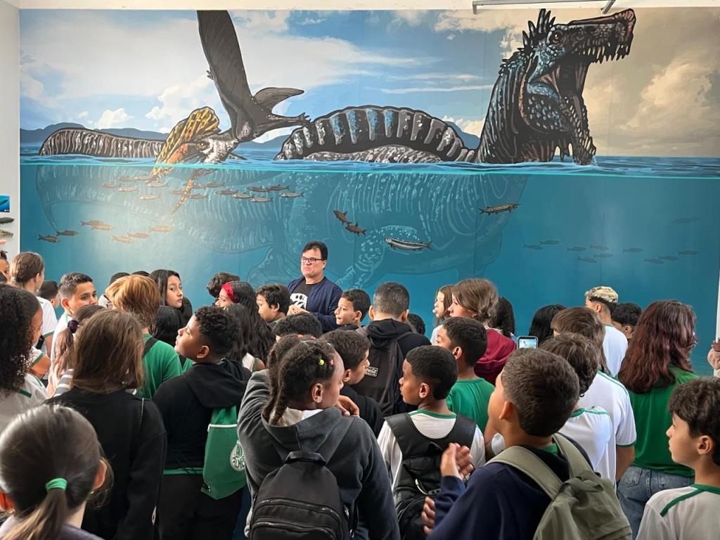Museu de Paleontologia recebe 96 visitantes de Iturama-MG em visita educativa
