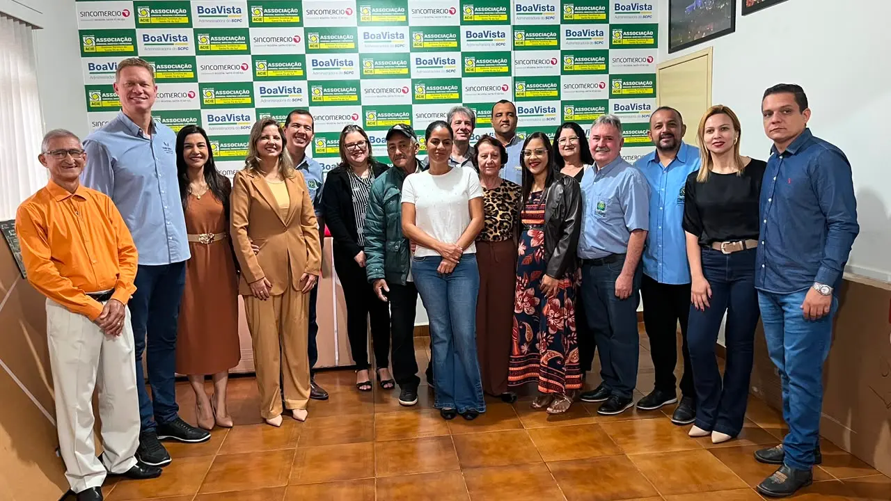 Comércio de Santa Fé do Sul entrega cinco Smart TVs aos ganhadores da Promoção Dois Amores