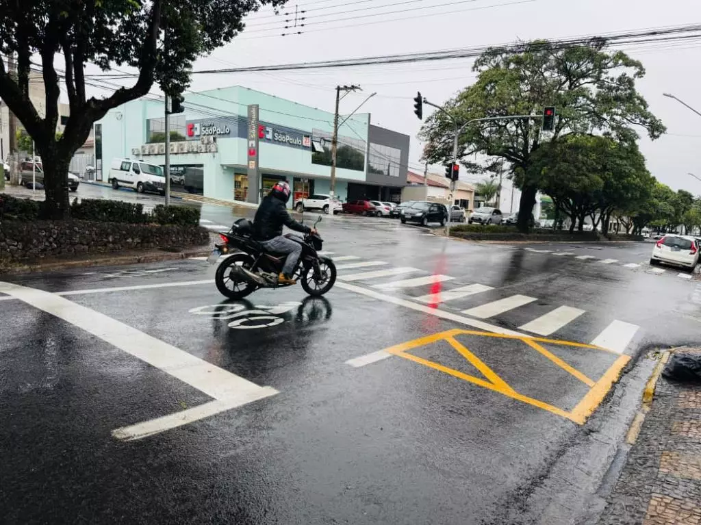 Jales ganha áreas exclusivas para motociclistas em semáforos para melhorar a segurança no trânsito