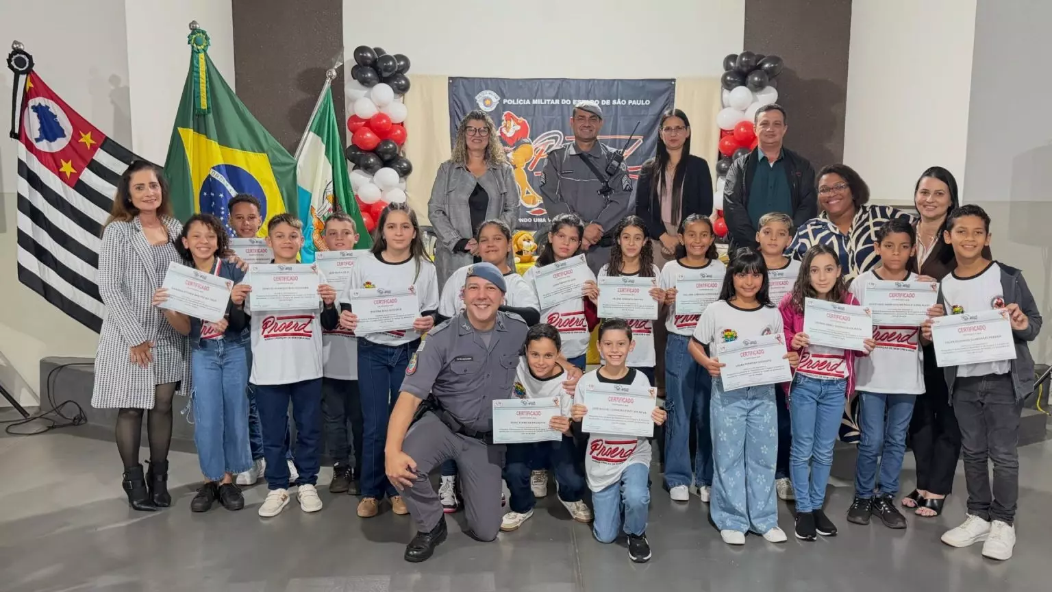 Alunos do 5º ano de Guarani d’Oeste celebram formatura no programa de prevenção a drogas da Polícia Militar