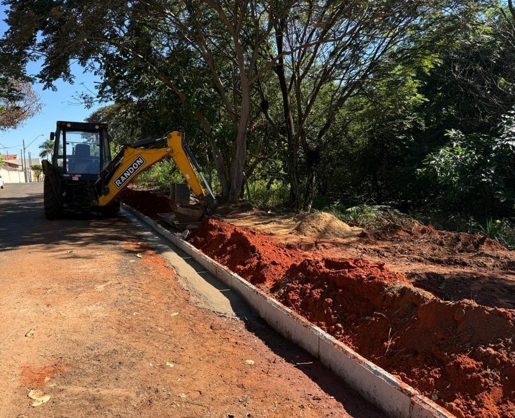 Zona Sul de Fernandópolis recebe mais guias e sarjetas esta semana