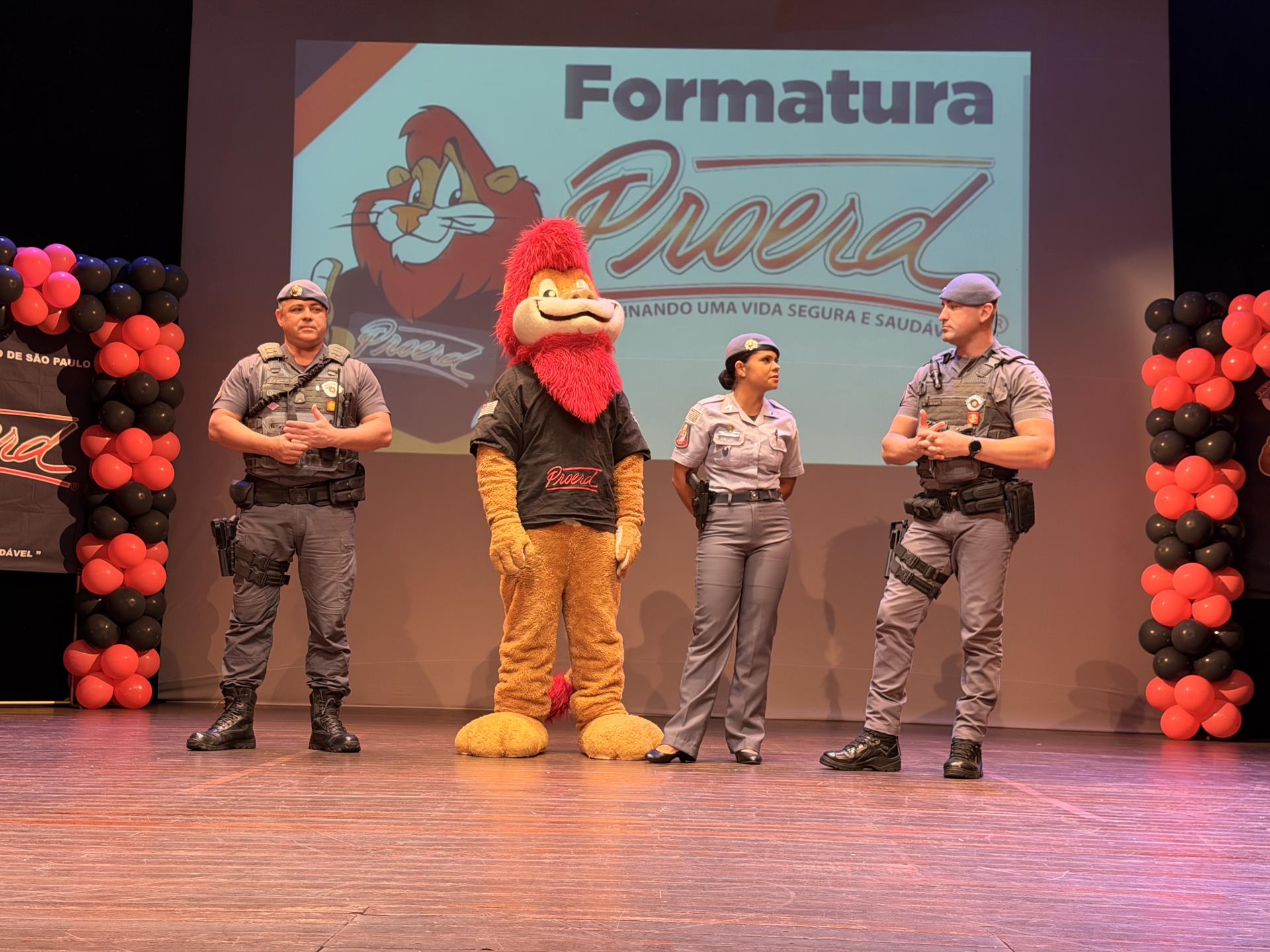Centenas de pessoas prestigiam formaturas do PROERD no Teatro Municipal de Jales