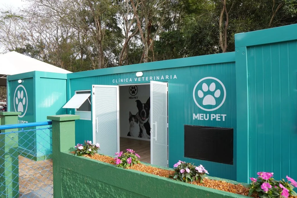 Consultórios móveis gratuitos: projeto Pet Contêiner beneficia cães e gatos em mais de 100 municípios de SP