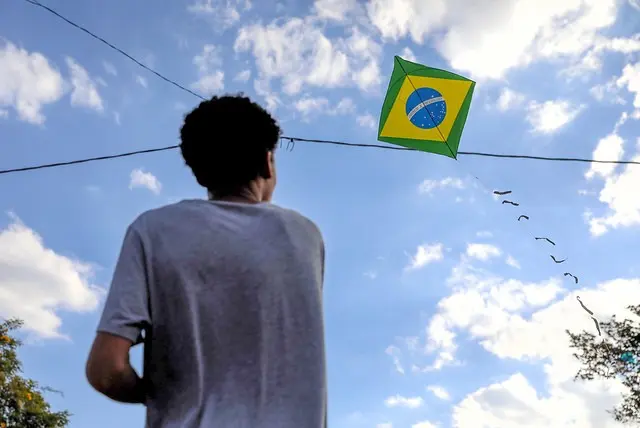 Prefeitura de Santa Fé do Sul orienta população sobre proibição do uso de cerol e linhas cortantes em pipas