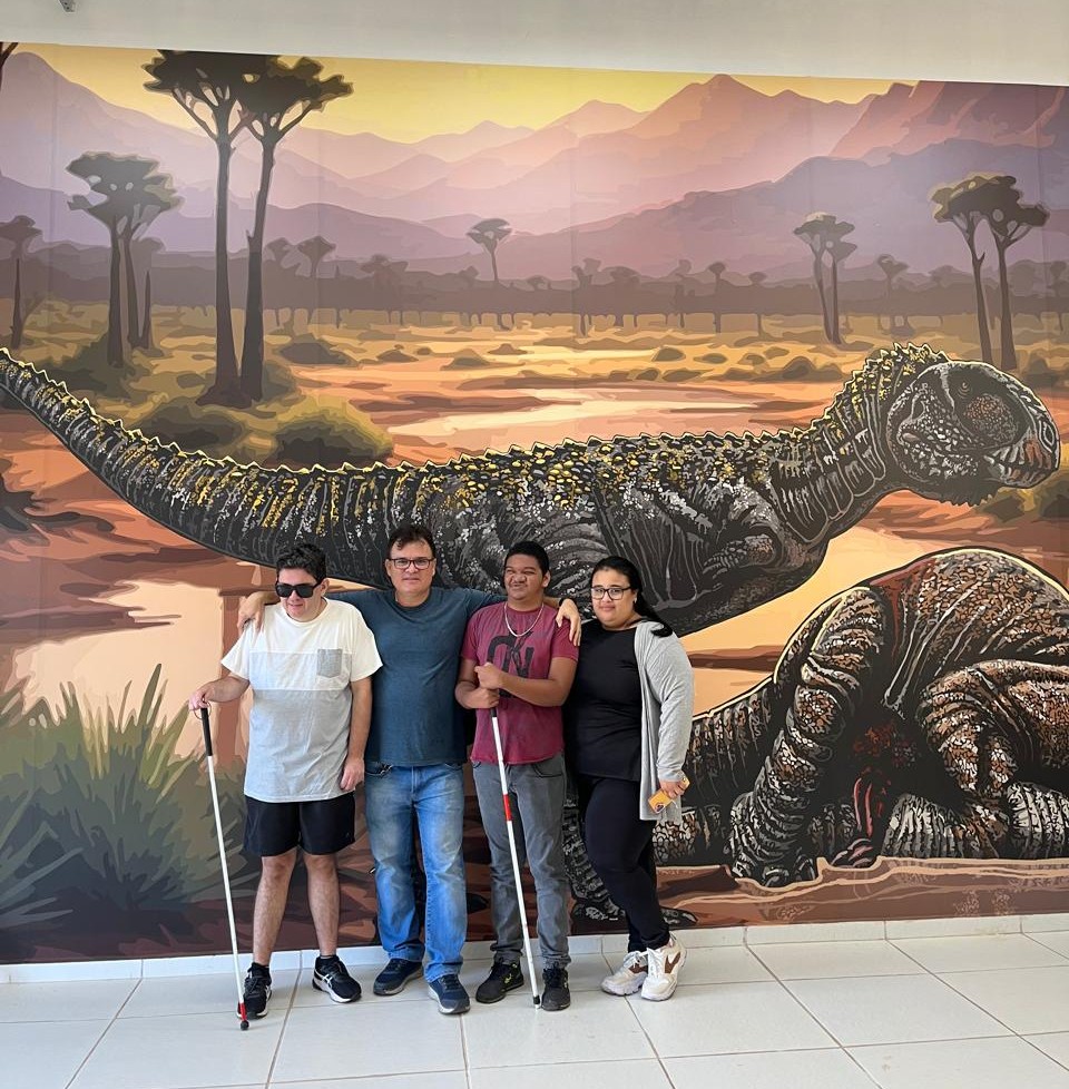 Deficientes Visuais visitam museu de Paleontologia