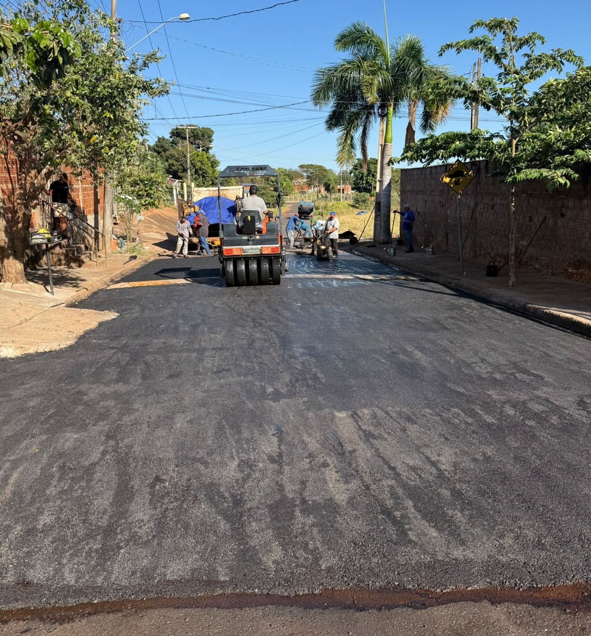 Prefeitura aplica 15 toneladas de massa asfáltica na Rua Sambra