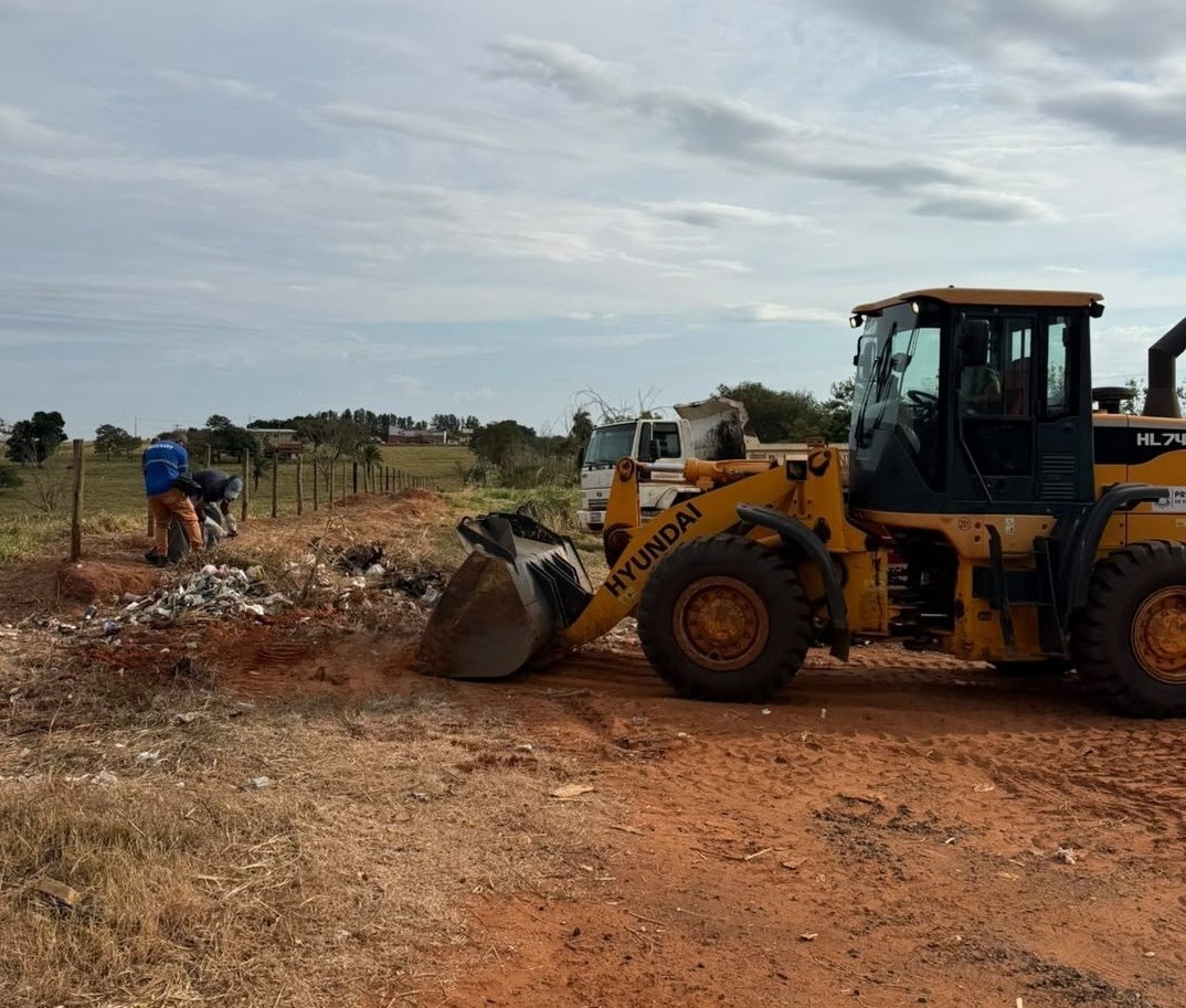 Operação remove lixo irregular na Estrada do Galha