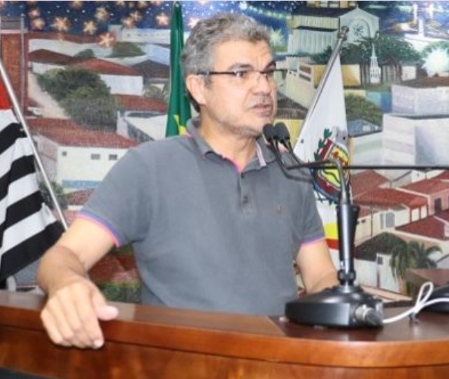 Julinho Barbeiro pede recapeamento em ruas, avenida e estacionamento de Fernandópolis