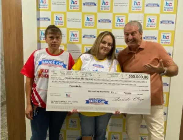 Moradora de Macedônia ganha R$ 500 mil no Saúde Cap em título comprado no próprio local de trabalho