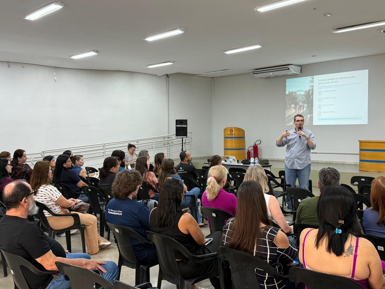 Palestra capacita funcionários administrativos da Secretaria Municipal